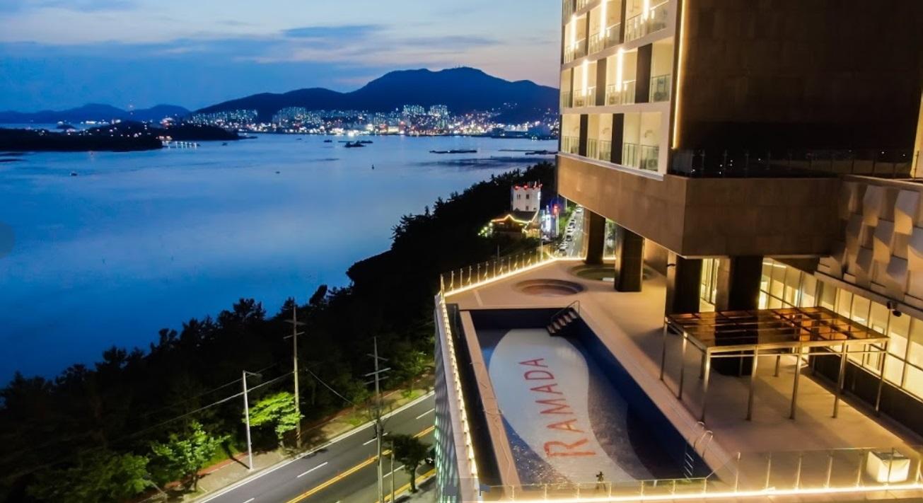 Hotel Ramada Plaza By Wyndham Dolsan Yeosu Esterno foto