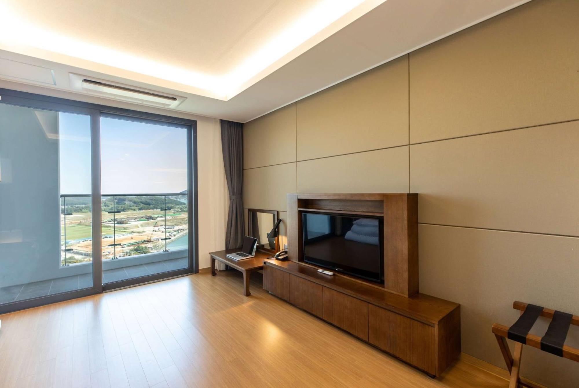Hotel Ramada Plaza By Wyndham Dolsan Yeosu Esterno foto