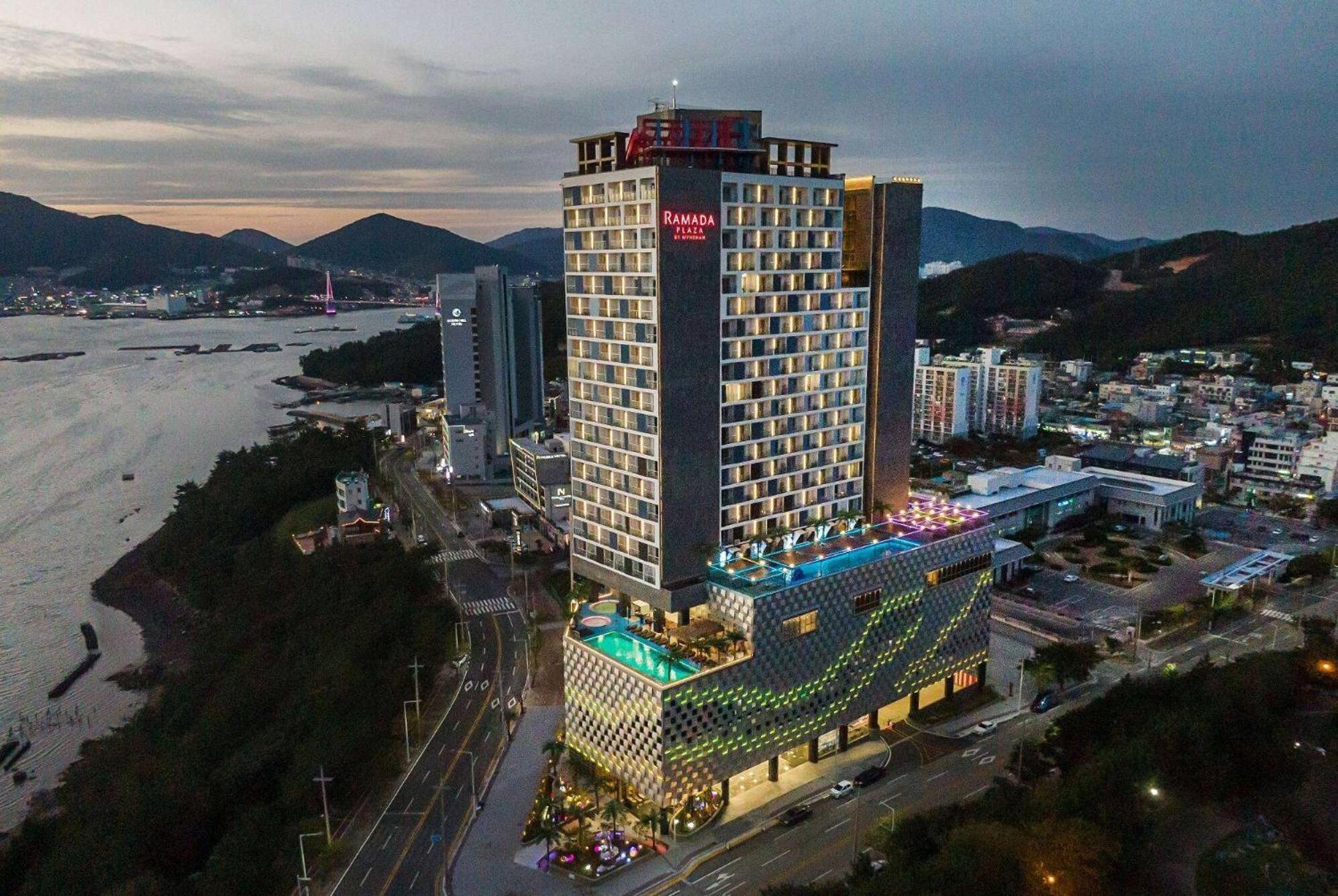 Hotel Ramada Plaza By Wyndham Dolsan Yeosu Esterno foto