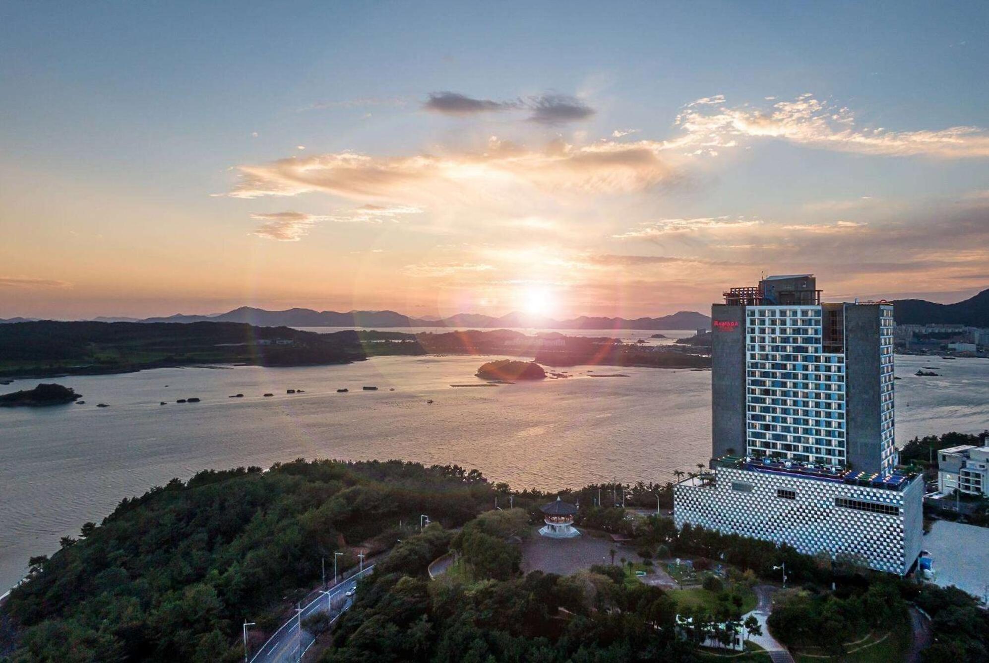Hotel Ramada Plaza By Wyndham Dolsan Yeosu Esterno foto