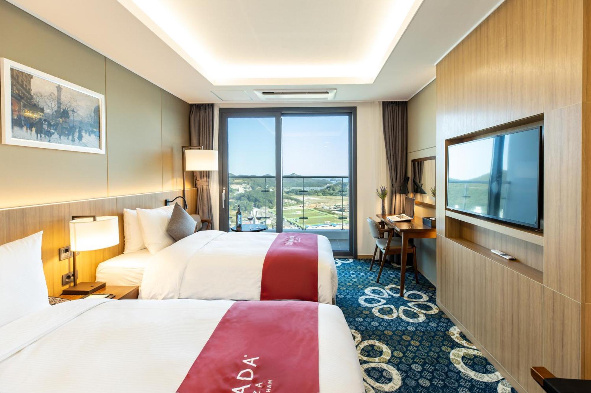 Hotel Ramada Plaza By Wyndham Dolsan Yeosu Esterno foto