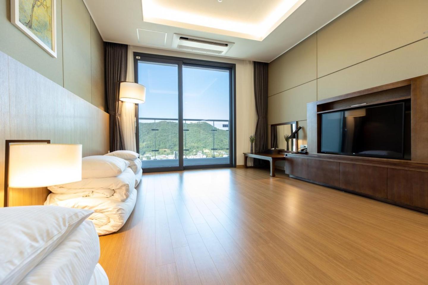 Hotel Ramada Plaza By Wyndham Dolsan Yeosu Esterno foto