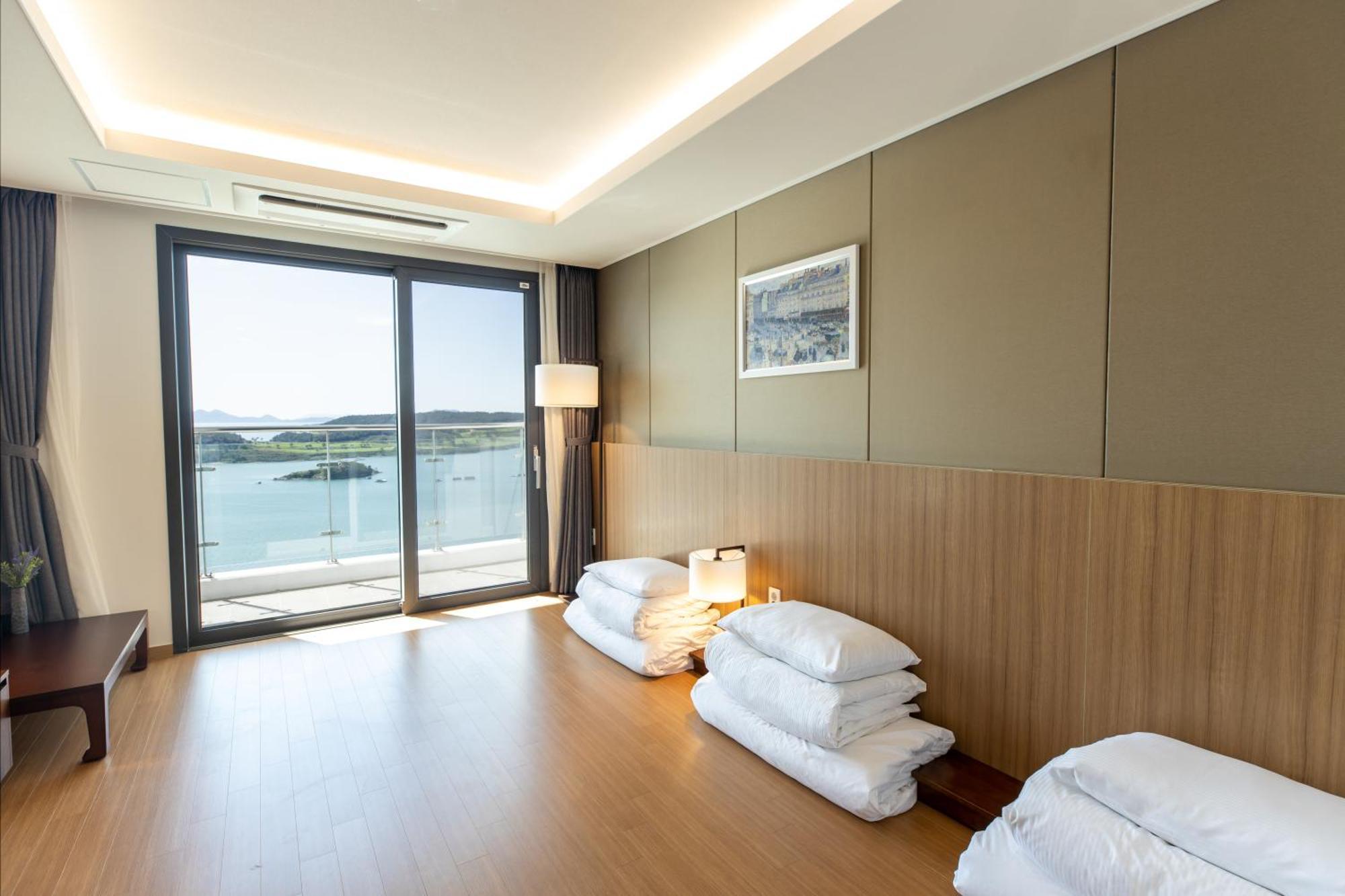 Hotel Ramada Plaza By Wyndham Dolsan Yeosu Esterno foto