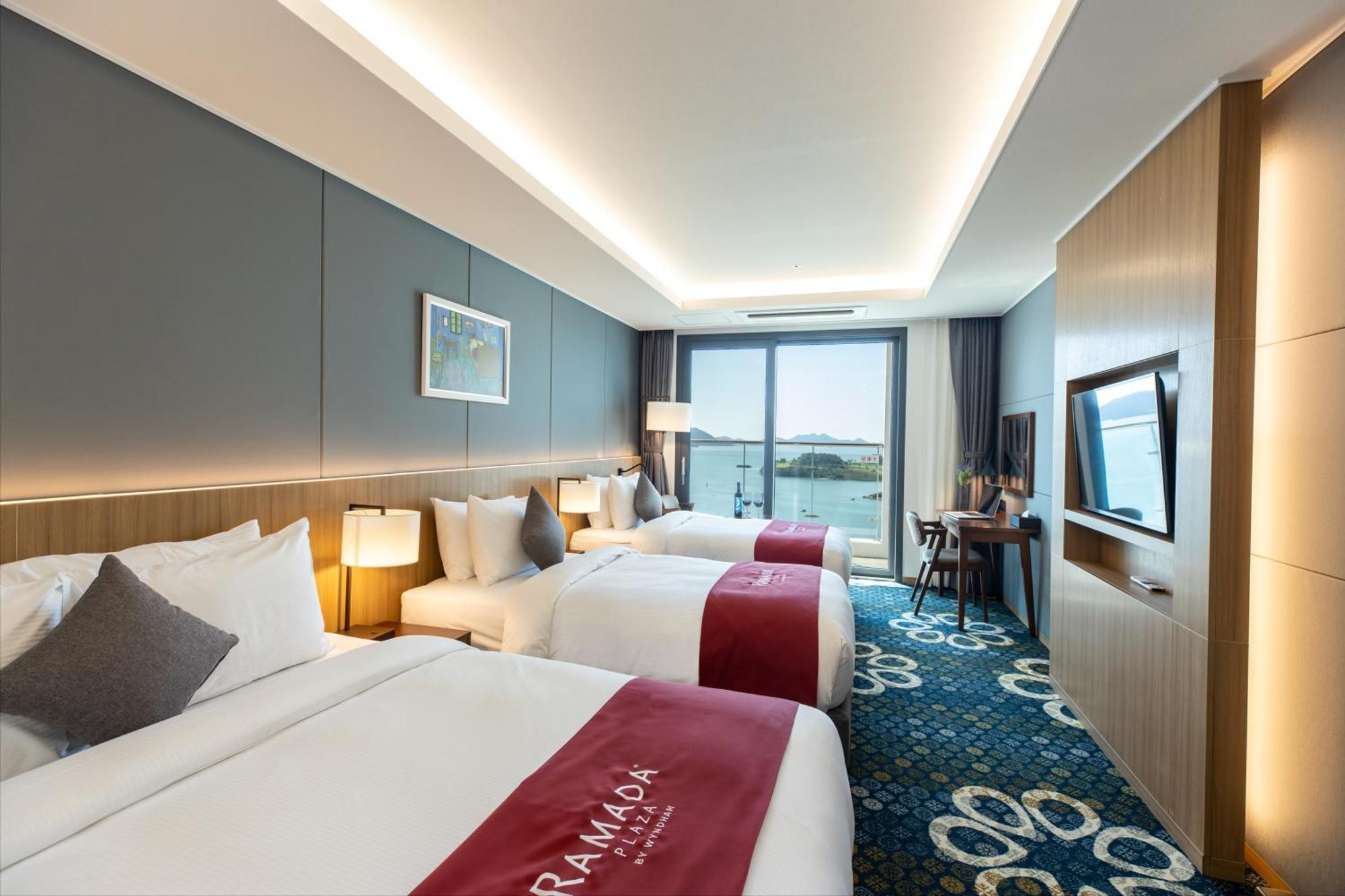Hotel Ramada Plaza By Wyndham Dolsan Yeosu Esterno foto