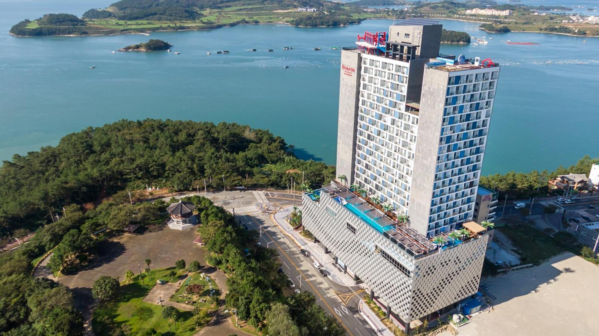 Hotel Ramada Plaza By Wyndham Dolsan Yeosu Esterno foto