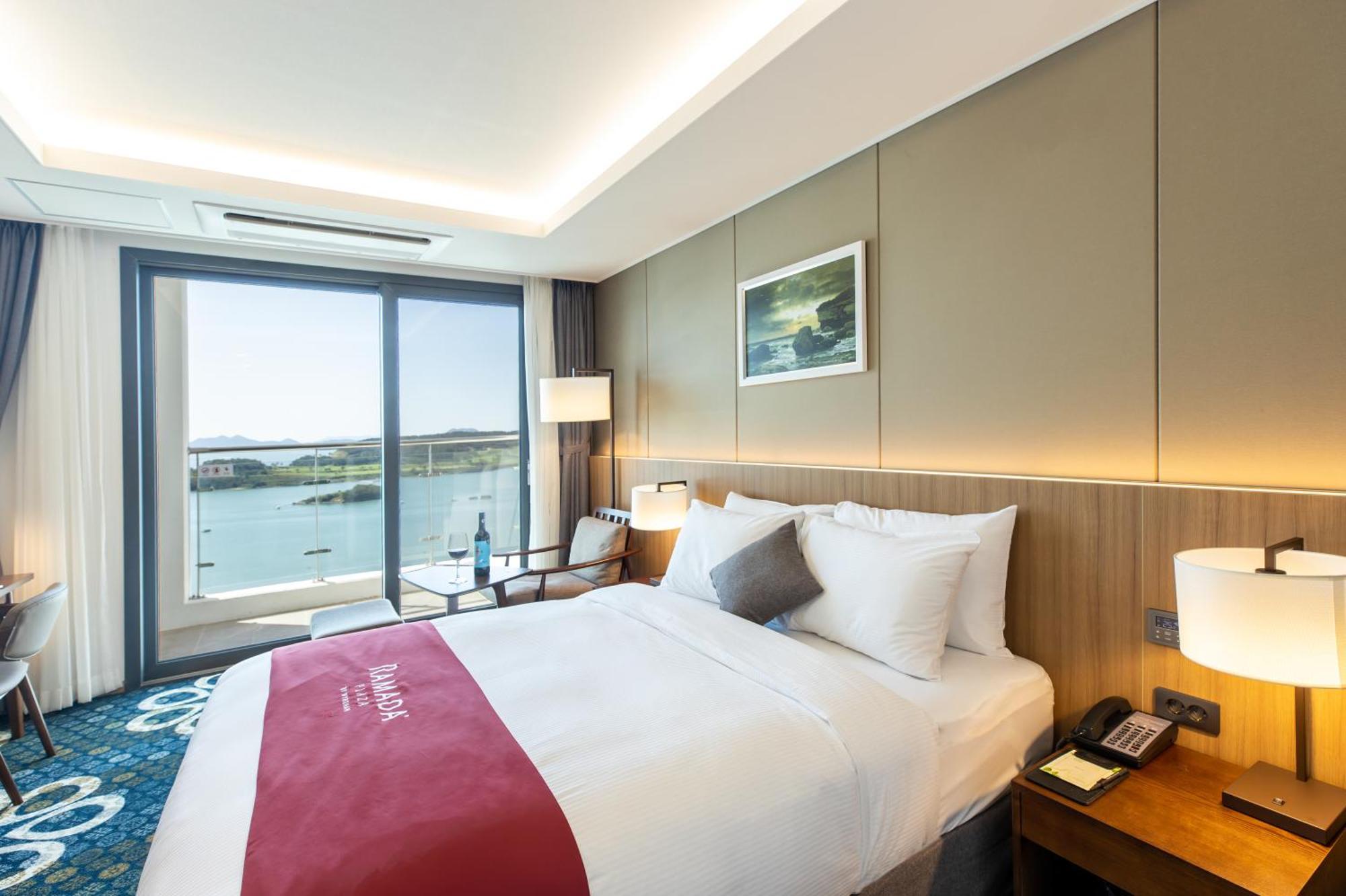 Hotel Ramada Plaza By Wyndham Dolsan Yeosu Esterno foto