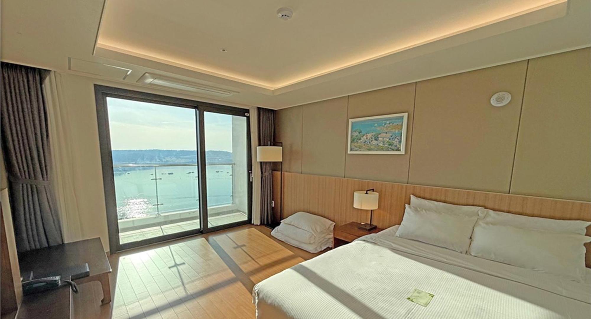 Hotel Ramada Plaza By Wyndham Dolsan Yeosu Esterno foto